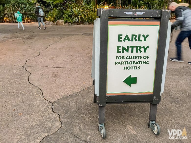 Placa da Early Theme Park Entry na entrada do Animal Kingdom.