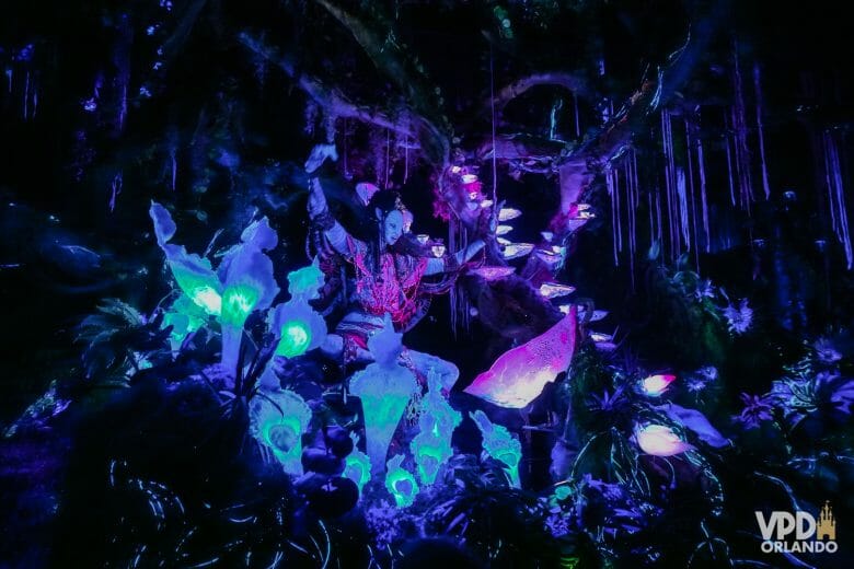 Imagem de um avatar enorme no Na'vi River Journey, com várias plantas bioluminescentes em volta. Essa pode ser uma prioridade no Genie+ no Animal Kingdom pra algumas pessoas.