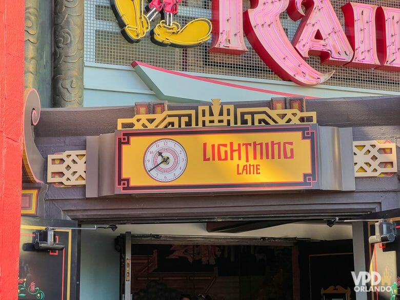 Placa de uma entrada de Lightning Lane do Genie+ no Hollywood Studios. Ela tem fundo amarelo e texto em vermelho.