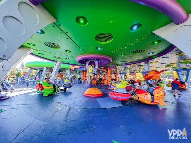 Foto do Alien Swirling Saucers, atração que traz os aliens de Toy Story.