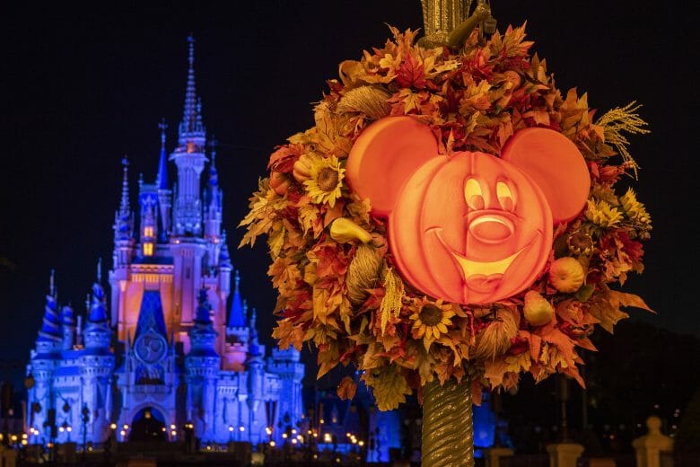 Foto do castelo no Halloween do Magic Kingdom.