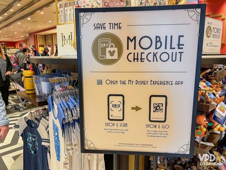Placa divulgando o Mobile Checkout em uma das lojas da Disney