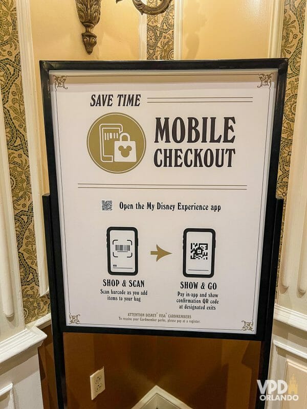 Placa divulgando e explicando o Mobile Checkout na Emporium, loja do Magic Kingdom.