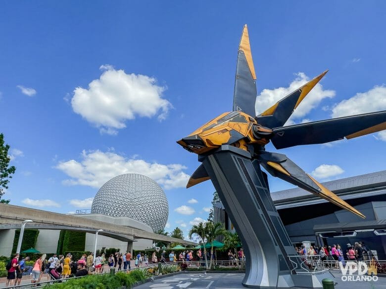 Fachada da atração de Guardiões da Galáxia no Epcot. 