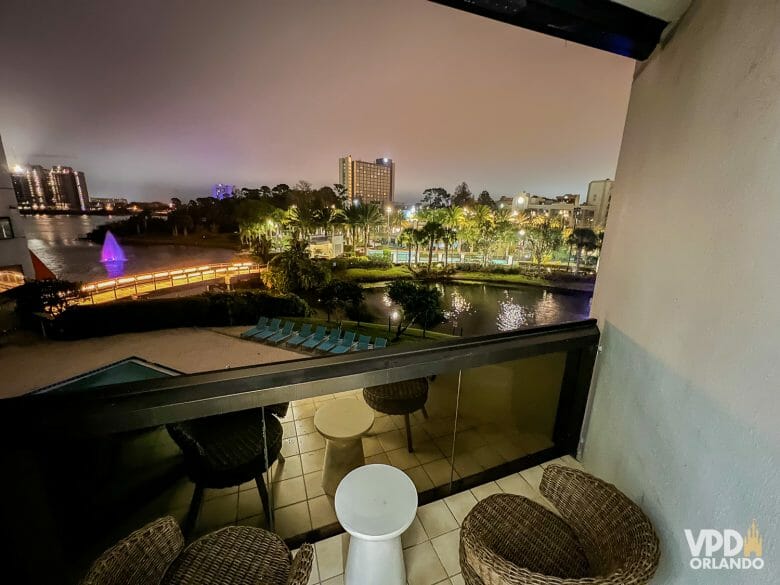 Varanda de um quarto do Buena Vista Palace, um dos hotéis do Disney Springs que também é atendido por este serviço