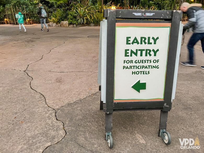 Foto da placa de Early Entry no Animal Kingdom.