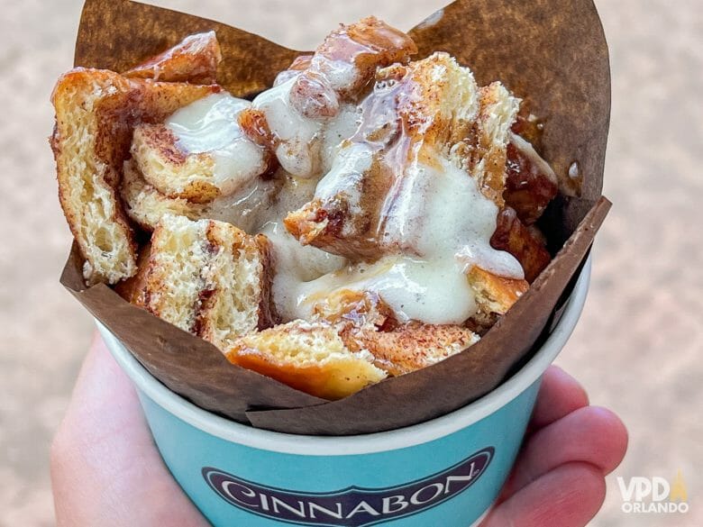 Foto de um potinho de pedacinhos de cinnamon roll do Cinnabon.