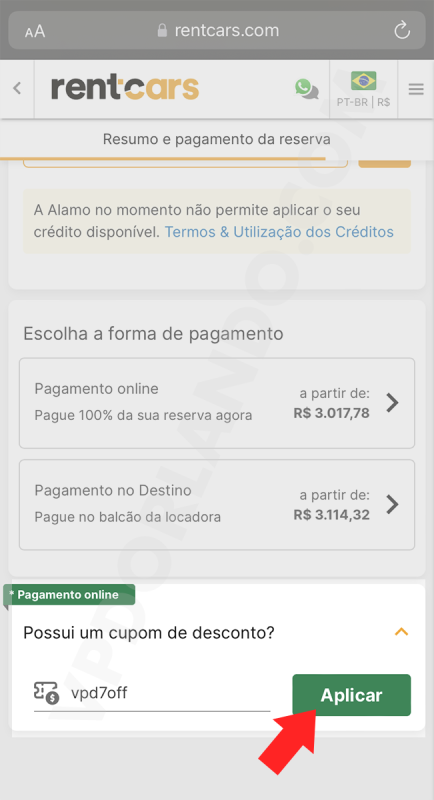 Tela do site da RentCars com o cupom de desconto vpd7off aplicado. Uma seta vermelha aponta para o botão de aplicar