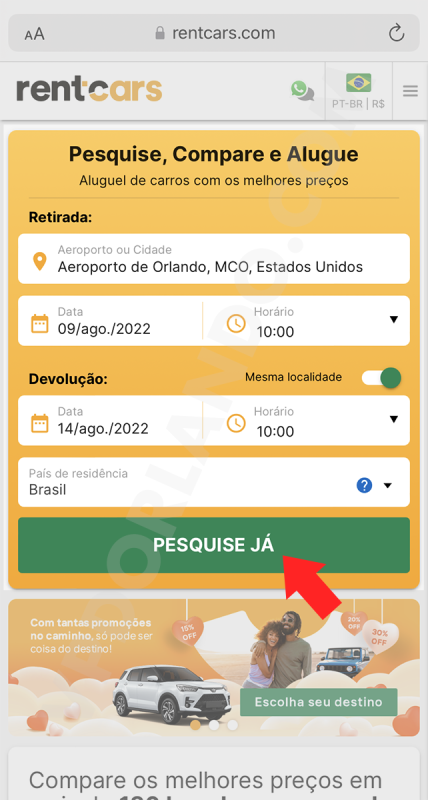 Tutorial de como adicionar o cupom de desconto da RentCars. A imagem mostra os campos Aeroporto, Data de retirada e de devolução, com uma seta vermelha apontando para o botão de Pesquise Já.