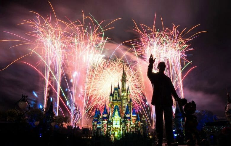 Foto do castelo com os fogos do Happily Ever After. O retorno desse show foi anunciado na D23 Expo 2022.