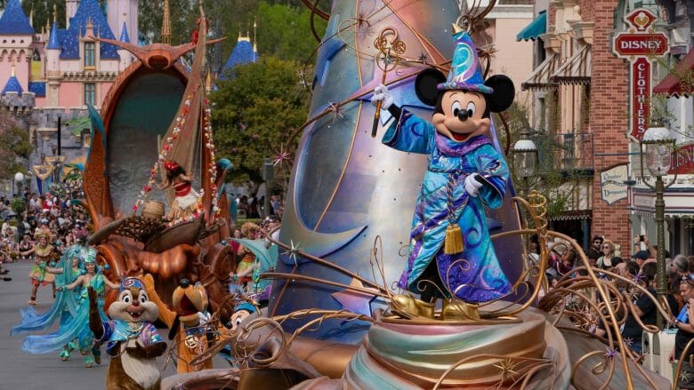 Foto da parada Magic Happens com o Mickey feiticeiro em seu carro.