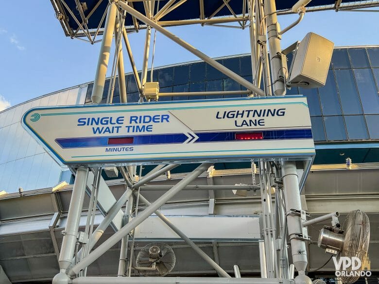 Foto da placa de Single Rider e de Lightning Lane na Test Track.