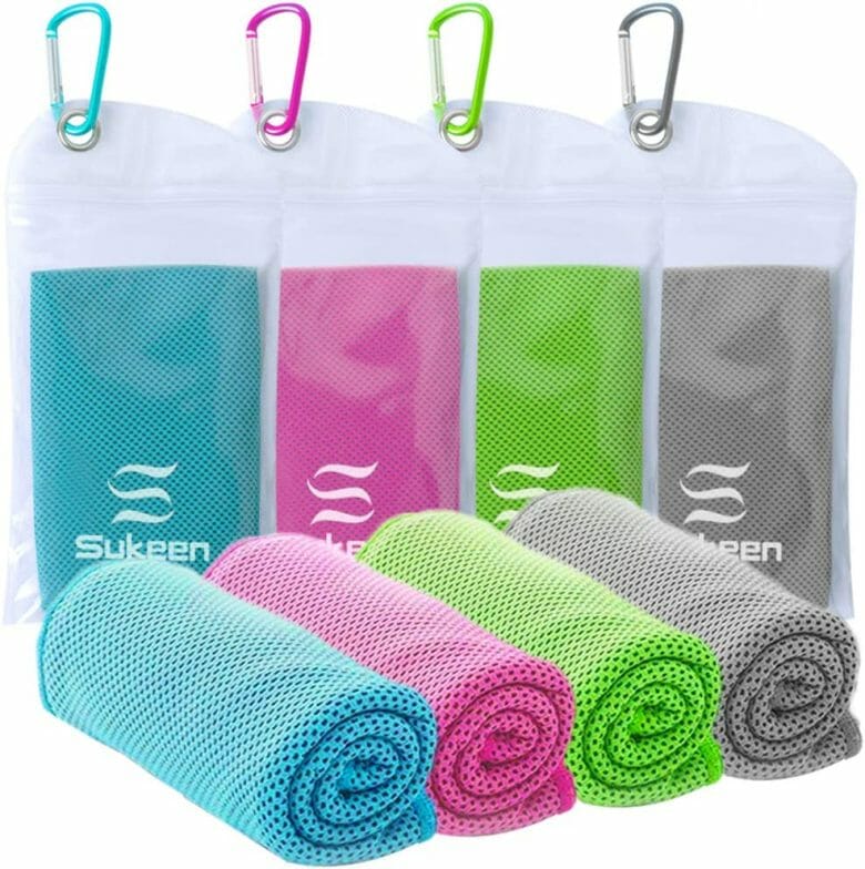 Foto das toalhinhas geladas nas cores azul, rosa, verde e cinza. Elas ajudam demais a aliviar o calor.