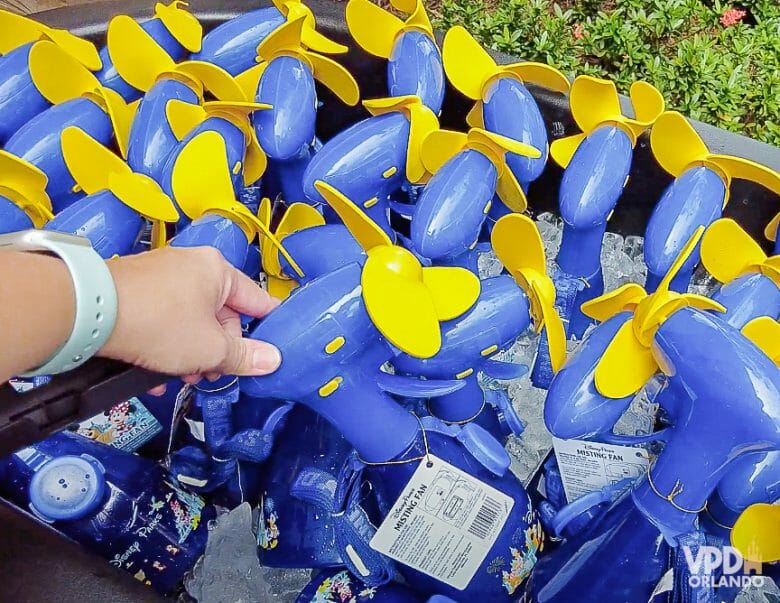 Foto dos ventiladores de mão com spray azuis com hélices amarelas vendidos na Disney.