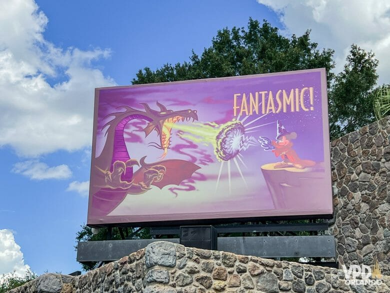 foto da placa do fantasmic na entrada do teatro, mostrando o mickey lutando contra o dragão malévola.