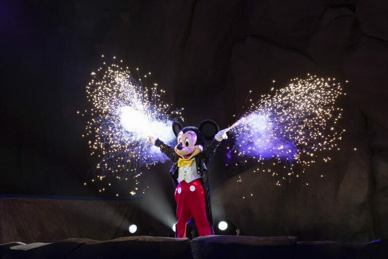 foto do mickey usando sua roupinha clássica e soltando fogos.