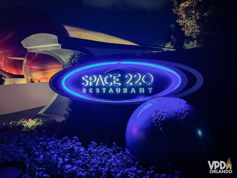 Fachada do Space 220, com uma placa com o nome do restaurante iluminada em azul.