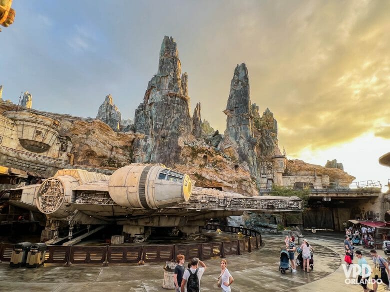 foto da millennium falcon na área de star wars durante o pôr do sol.