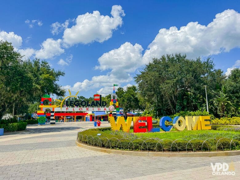 Foto da entrada da Legoland, com várias peças de legos em cores primárias formando o nome do parque. Essa é uma boa opção para o fim de ano.