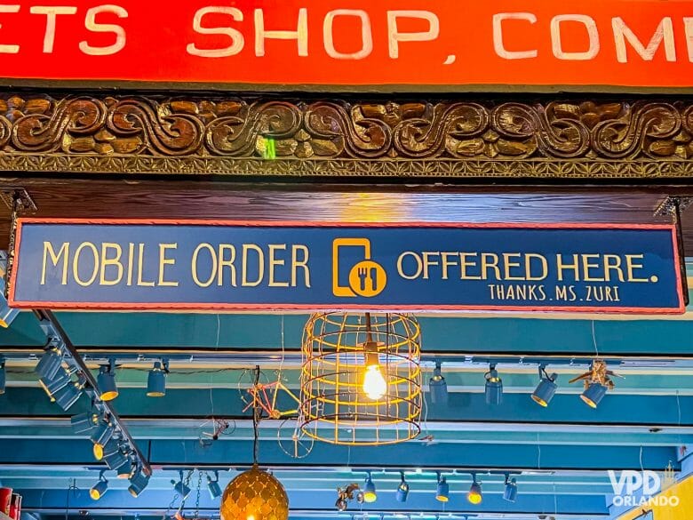 Foto de uma placa azul com texto do Mobile Order e ícone de um celular. O Mobile Order é essencial no fim de ano e em épocas cheias.