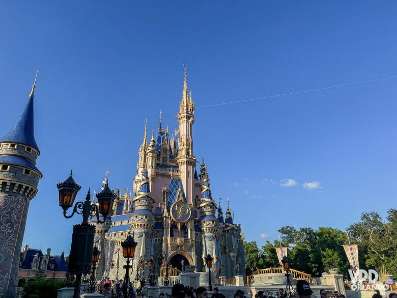 Foto do castelo da Cinderela em um dia de céu bem azul.