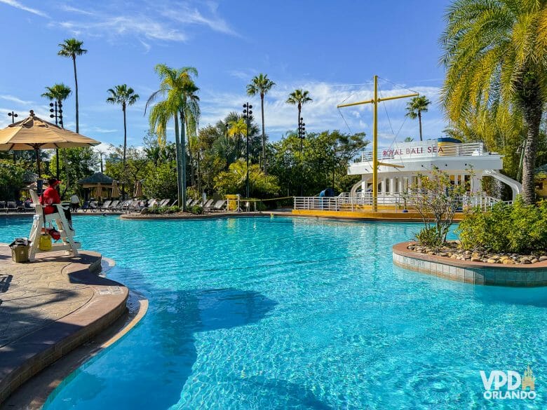 Piscina do Royal Pacific, com árvores ao fundo e espreguiçadeiras.