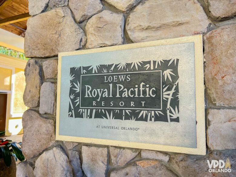 Foto de uma placa do Loews Royal Pacific.