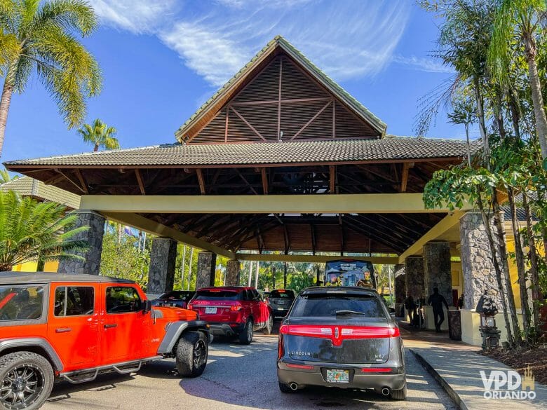 Foto da entrada do hotel, com duas filas de carros.