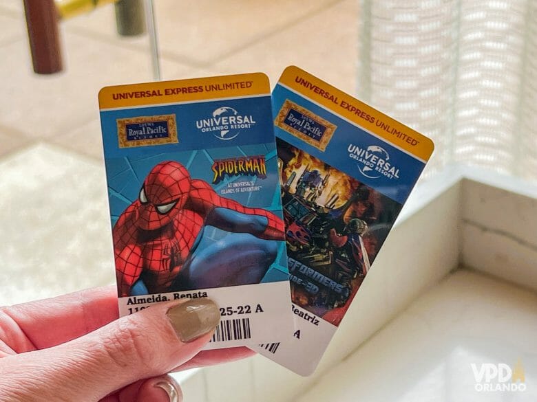 Foto de dois cartões magnéticos da Universal, um com o Homem-Aranha e outro com os Transformers. 