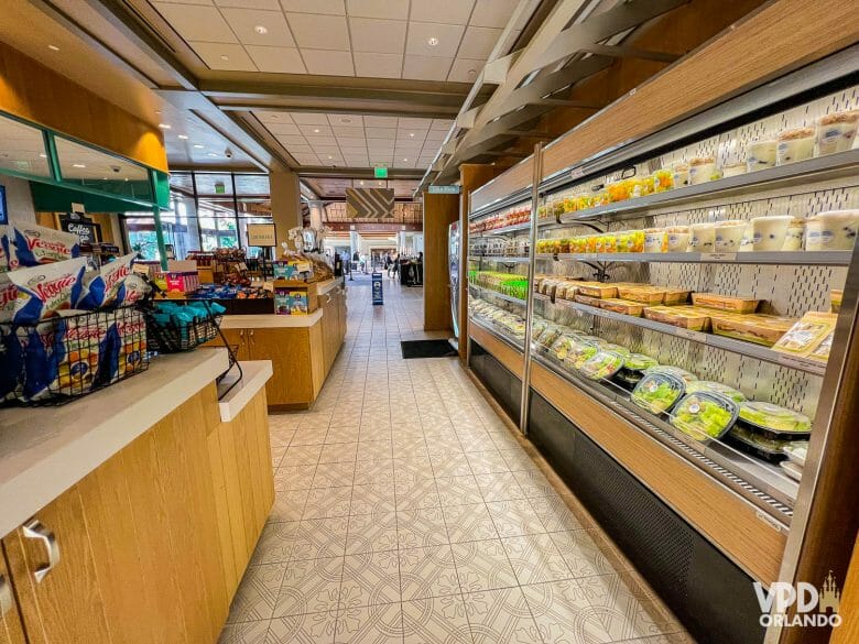 Foto dos freezers dentro do mercado, com saladas, iogurtes e mais. 