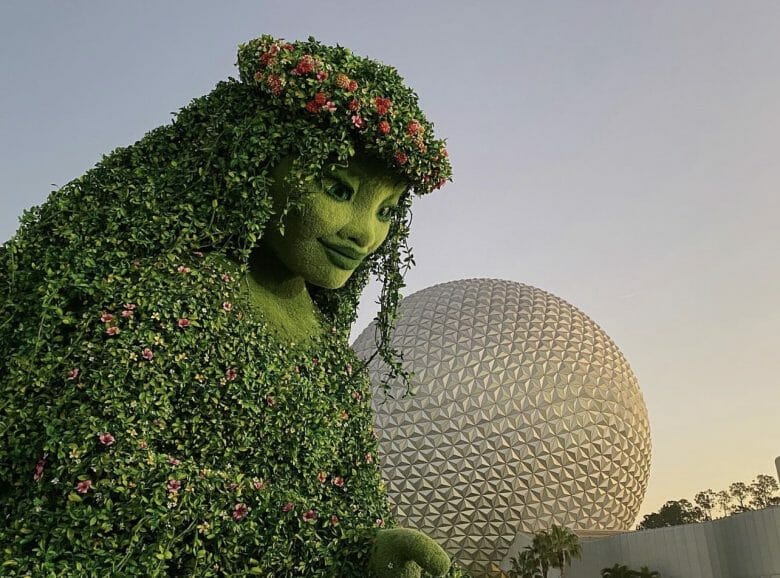 Foto da te-fiti instalada no Epcot, com a bola do epcot ao fundo. Essa experiência chegará em orlando em 2023