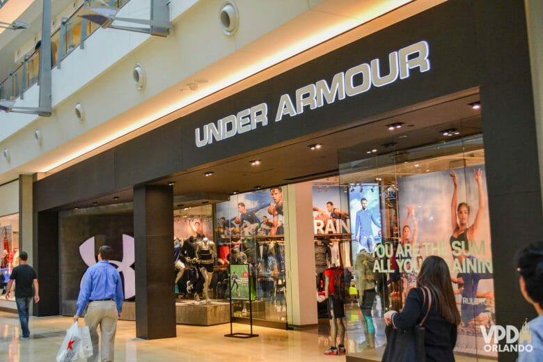 A Under Armour, famosa loja de moda esportiva também está presente nesse shopping.