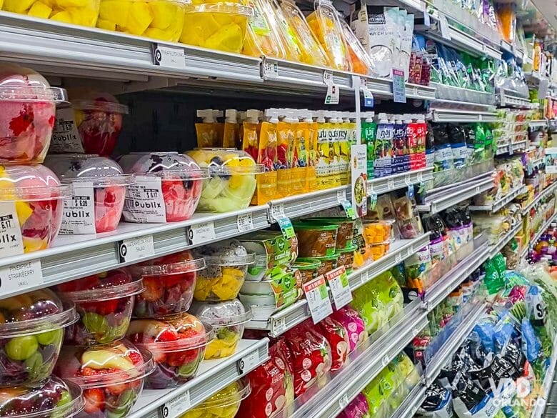 foto de um supermercado em orlando, com frutas na prateleira.