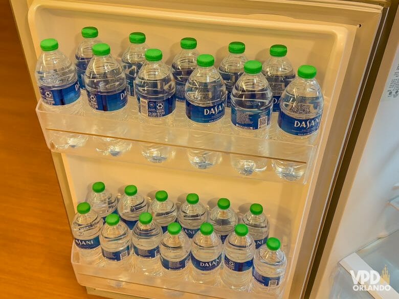 foto do frigobar do hotel com várias garrafas de água. essa é uma vantagem de pedir entrega de supermercado no seu hotel.