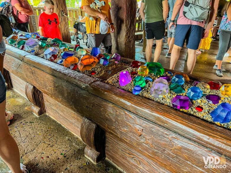 Foto da fila da Seven Dwarfs Mine Train, com vários diamantes coloridos que tem interatividade.