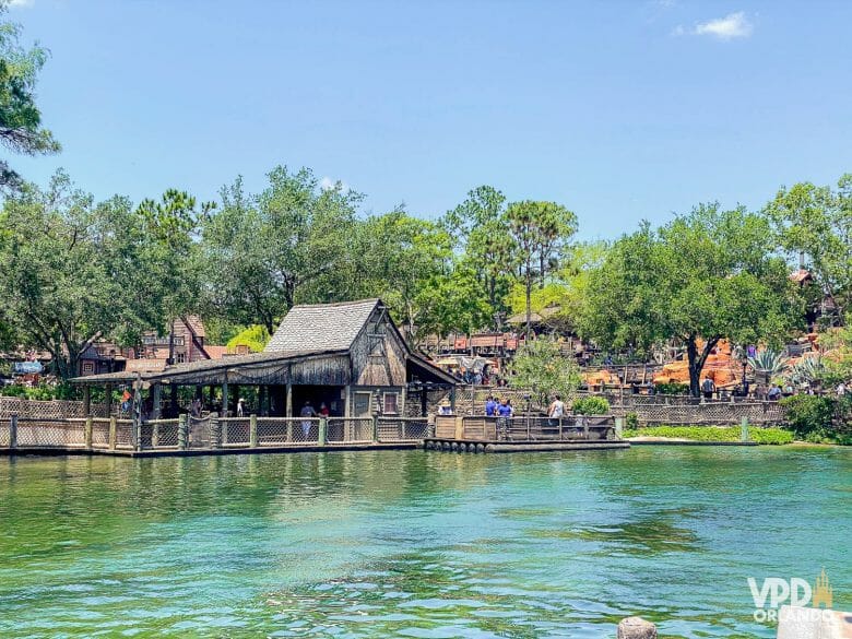 Foto do ponto de barquinho pra Tom Sawyer Island vista do outro lado do lago.