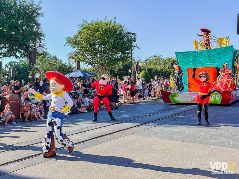 Foto de uma parada da tarde do Magic Kingdom. Dá pra ver a Jessie de Toy Story, o Sr. e Sra. Incrível, a Merida, a Elena e o Miguel de Coco.