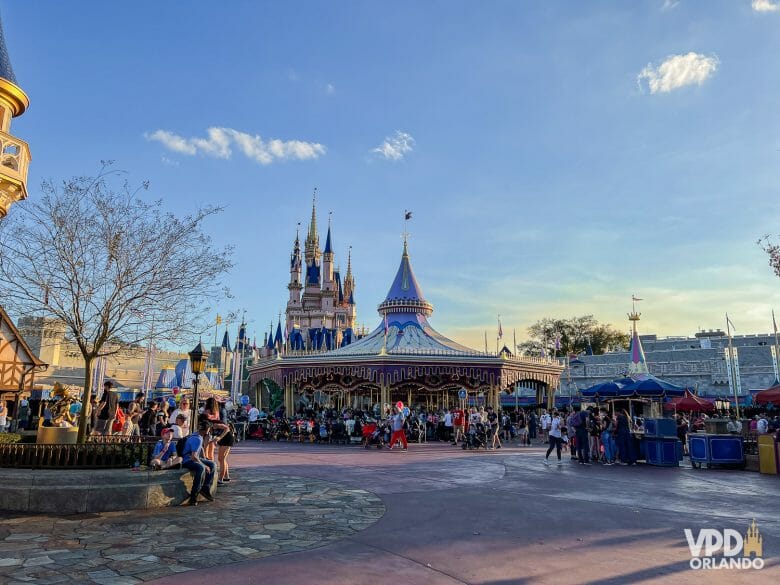 Foto da Fantasyland no Magic Kingdom, com o castelo ao fundo e o carrossel em primeiro plano.