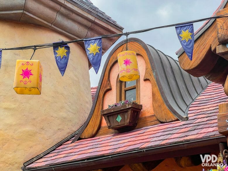 Foto de uma janelinha perto da torre da Rapunzel no Magic Kingdom, onde dá prra ver um Pascal escondido