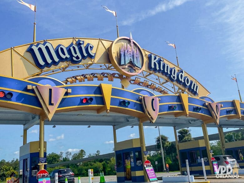 Foto da entrada do estacionamento do Magic Kingdom.