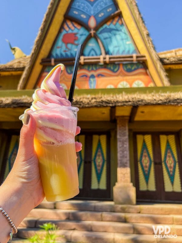 Foto de um pineapple float, sorvete misto de morango e baunilha com suco de abacaxi