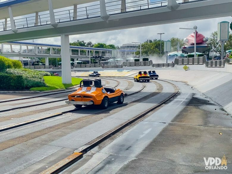 Foto dos carrinhos do Tomorrowland Speedway no Magic Kingdom