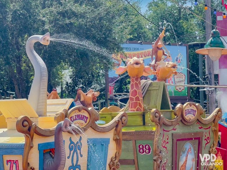 Foto da área infantil na parte do circo do Magic Kingdom, com animais soltando água