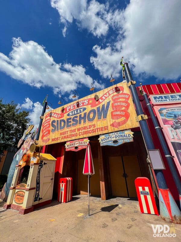 Foto da fachada do Pete's Silly Sideshow, com detalhes de circo.