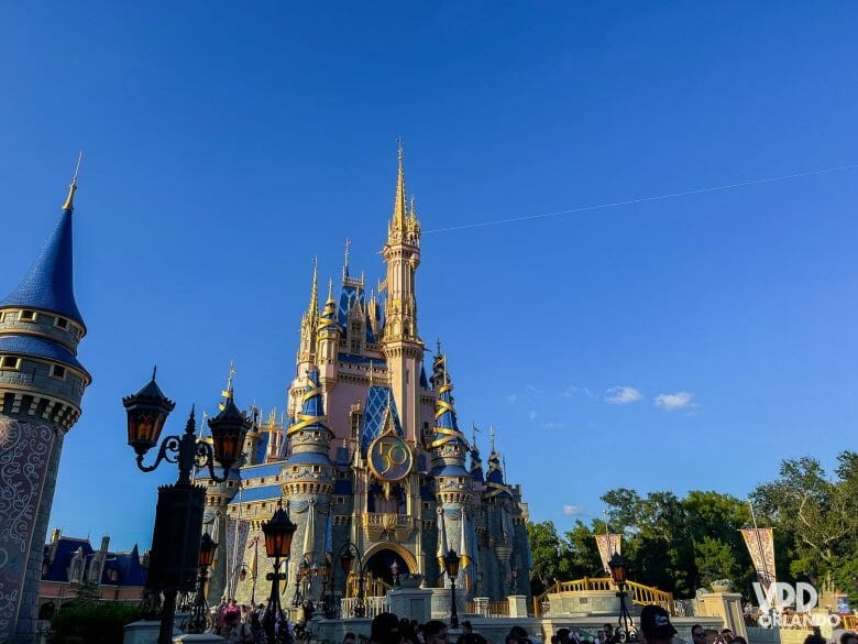 Foto do castelo do Magic Kingdom em um dia de céu azul.