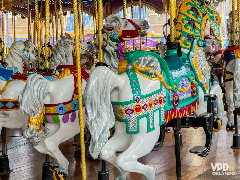 Foto dos cavalos do carrossel do Magic Kingdom, com detalhes coloridos.