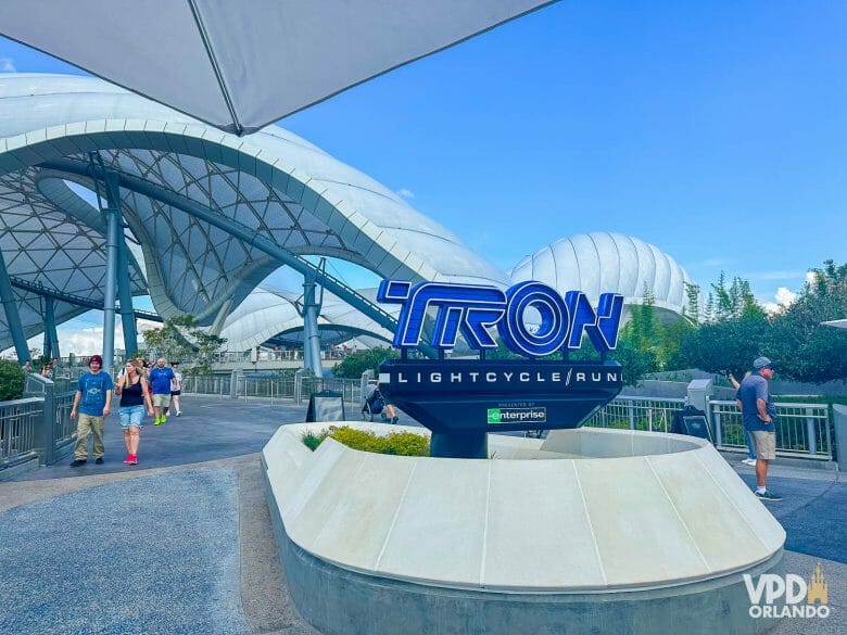 Foto da entrada de TRON com o logo.