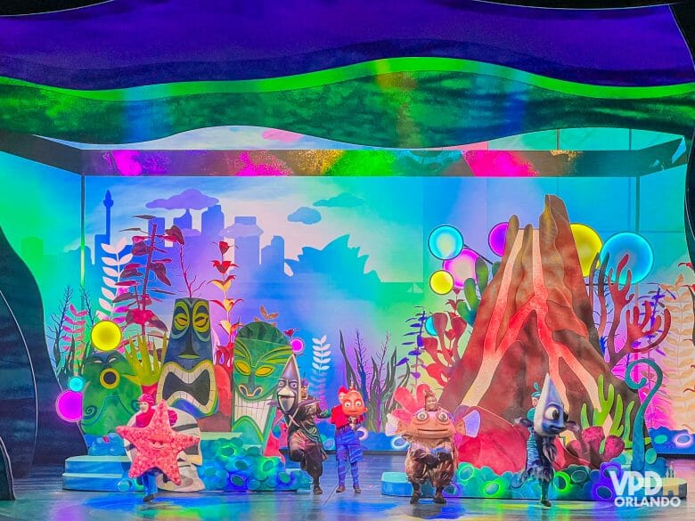 Procurando Nemo no Animal Kingdom. Foto da decoração do musical do Nemo no Animal Kingdom, que mostra Nemo e Marlin em meio às anêmonas em um fundo azul. 