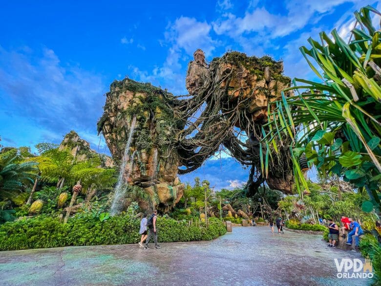 As montanhas flutuantes de Pandora no Animal Kingdom são impressionantes! Foto da decoração de Pandora, com as montanhas flutuantes cobertas de vegetação e o céu azul ao fundo 