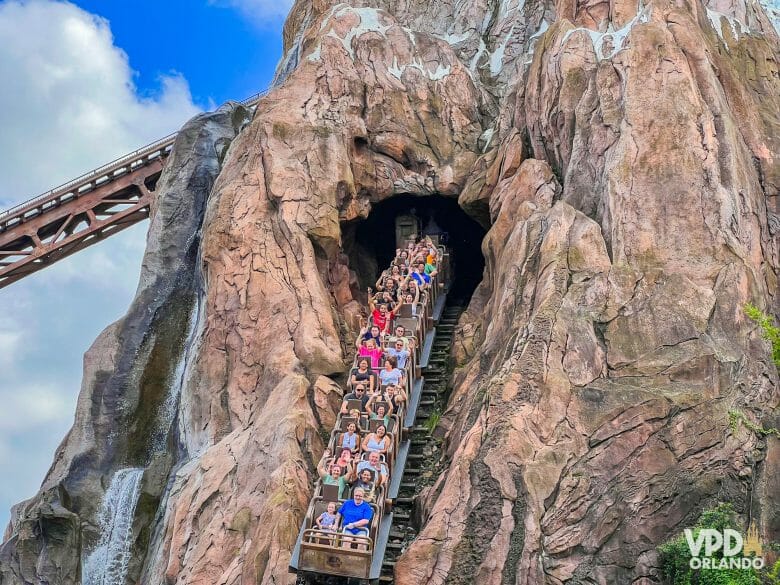 A Everest é a atração mais radical do Animal Kingdom, e uma das mais radicais de toda a Disney! Foto do carrinho saindo pela lateral da montanha, na montanha-russa Everest 